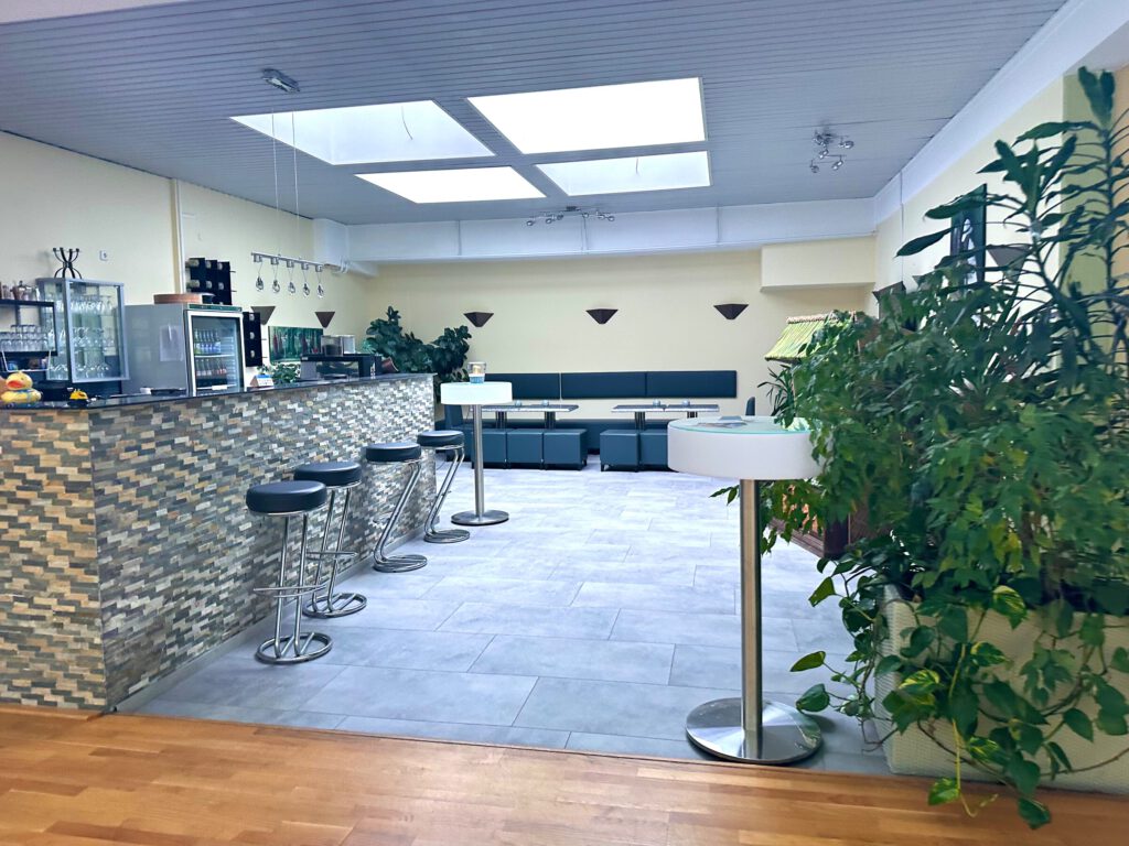 Café-Bereich mit Theke und Sitzecke