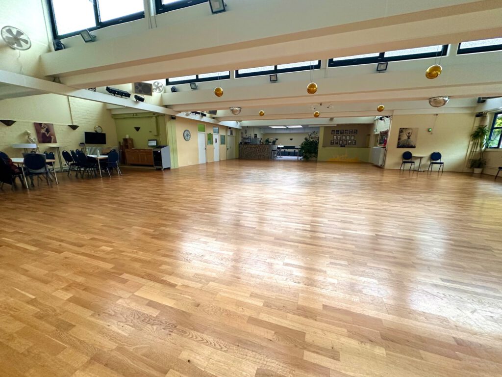 Großer Saal mit Parkettboden im Tanzsportzentrum