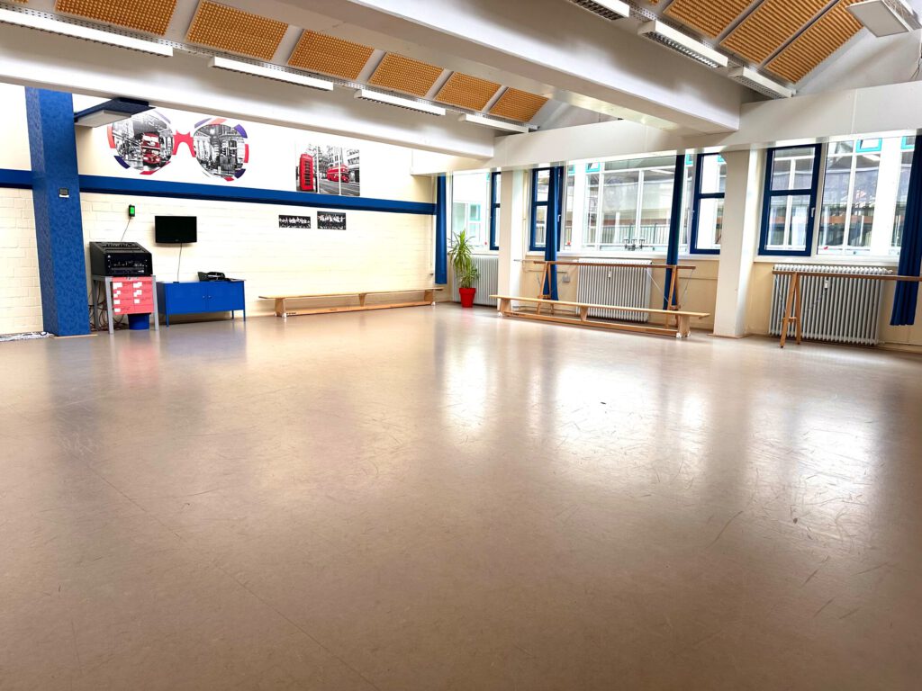 Großer heller Saal mit Tanzboden
