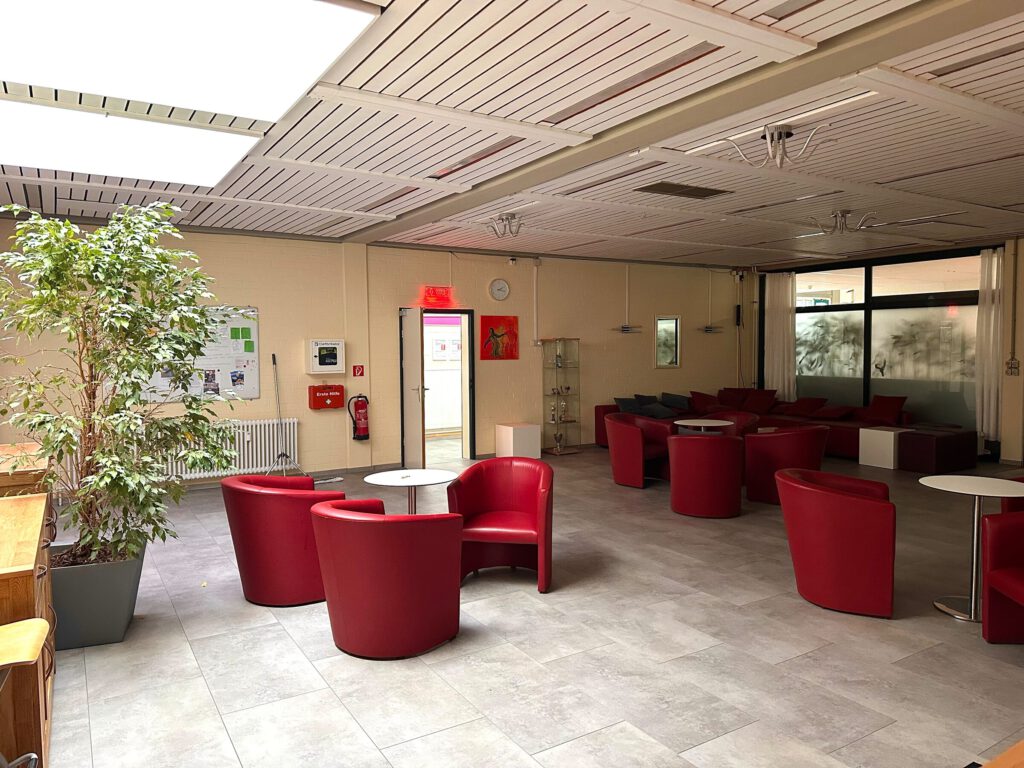 Lounge mit roten Sesseln im Tanzsportzentrum