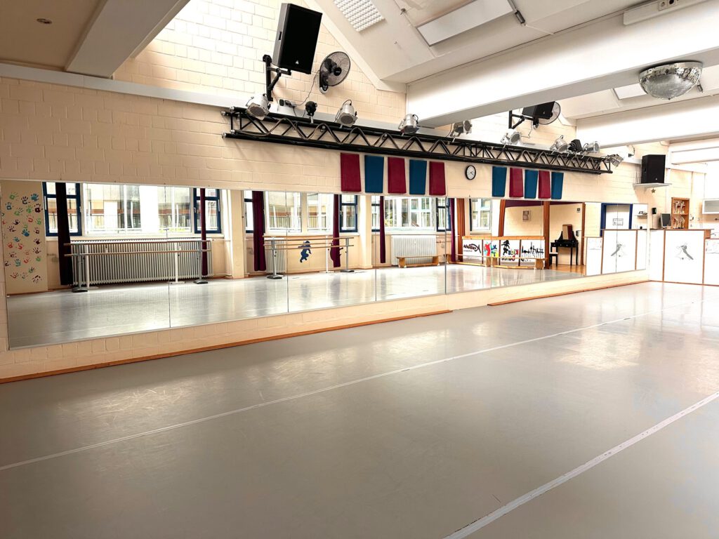 Heller Trainingssaal mit Tanzboden, Spiegeln und Ballettstangen